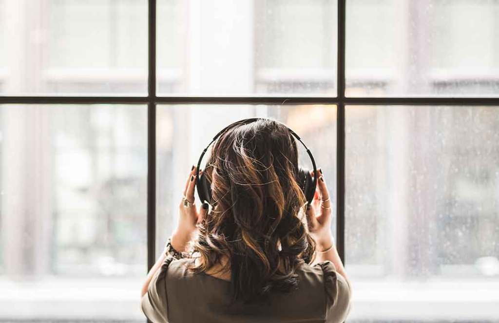 You can improve productivity at work by listening to music! (Video)