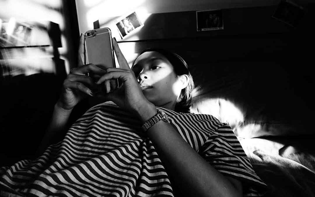 Reducing screen time and blue light exposure can resolve sleep problems in teens (Video)