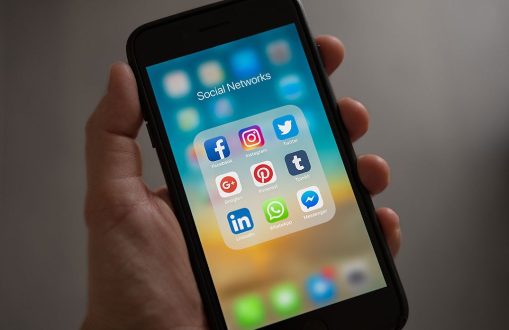 How-to use social media without jeopardizing your mental health (Video)